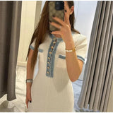 Elegantes gestricktes Maxikleid mit Kontrasten, Rundhalsausschnitt, kurzen Ärmeln und Metallknöpfen für die Dame im Büro