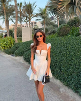 Sexy weißes, tailliertes und ausgestelltes Minikleid – Elegantes kurzärmeliges Partykleid für Damen mit niedriger Taille