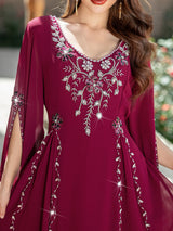 Das Abendkleid „Crimson Radiance“ – Diamant-V-Ausschnitt aus Chiffon – Luxuriöse marokkanische Djellaba