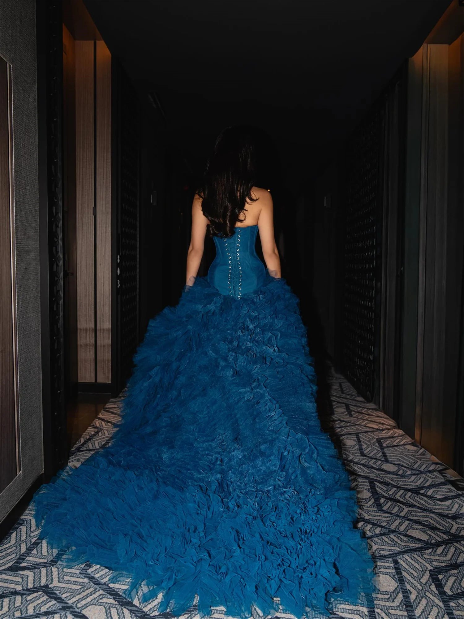 Blaues schulterfreies Ballkleid | Mehrlagiges Abendkleid