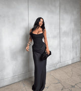 Das Korsettkleid „Midnight Muse“: Eine figurbetonte Maxirobe mit Innenkorsett und bodenlanger Drapierung