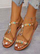 Damen-Flachsandalen im Ethno-Stil mit runder Zehenpartie, Perlenbesatz und Knöchelriemen im Bohemian-Stil