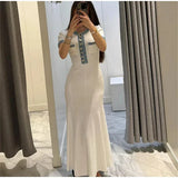 Elegantes gestricktes Maxikleid mit Kontrasten, Rundhalsausschnitt, kurzen Ärmeln und Metallknöpfen für die Dame im Büro