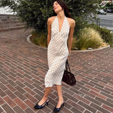 Elegantes langes Damenkleid mit Polka Dots und Neckholder – sexy, trägerloses, rückenfreies Schnürkleid