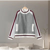 The Heritage Zip: Grau gestreifte Strickjacke mit Stehkragen – Moderner, legere geschnittener Preppy-Pullover-Mantel