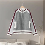 The Heritage Zip: Grau gestreifte Strickjacke mit Stehkragen – Moderner, legere geschnittener Preppy-Pullover-Mantel