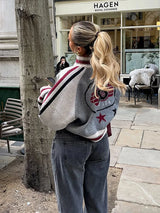 The Heritage Zip: Grau gestreifte Strickjacke mit Stehkragen – Moderner, legere geschnittener Preppy-Pullover-Mantel