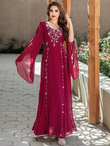 Das Abendkleid „Crimson Radiance“ – Diamant-V-Ausschnitt aus Chiffon – Luxuriöse marokkanische Djellaba