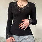Y2K Spitze Patchwork Schwarzes Skinny T-Shirt | Elegantes V-Ausschnitt Langarm Vintage Top