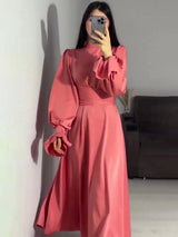 Premium-Satin-Heritage-Kleid – Abaya-Silhouette mit eleganten ausgestellten Ärmeln