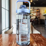 2L große Wasserflasche mit Strohhalm – Auslaufsicherer Kunststoff-Sportkrug mit Zeitmarkierung & motivierenden Zitaten