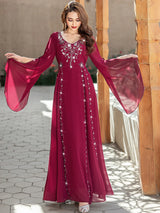Das Abendkleid „Crimson Radiance“ – Diamant-V-Ausschnitt aus Chiffon – Luxuriöse marokkanische Djellaba