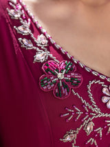Das Abendkleid „Crimson Radiance“ – Diamant-V-Ausschnitt aus Chiffon – Luxuriöse marokkanische Djellaba