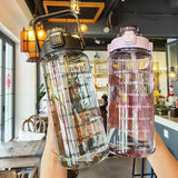 2L große Wasserflasche mit Strohhalm – Auslaufsicherer Kunststoff-Sportkrug mit Zeitmarkierung & motivierenden Zitaten