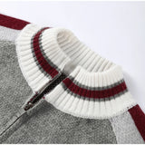 The Heritage Zip: Grau gestreifte Strickjacke mit Stehkragen – Moderner, legere geschnittener Preppy-Pullover-Mantel