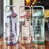 2L große Wasserflasche mit Strohhalm – Auslaufsicherer Kunststoff-Sportkrug mit Zeitmarkierung & motivierenden Zitaten